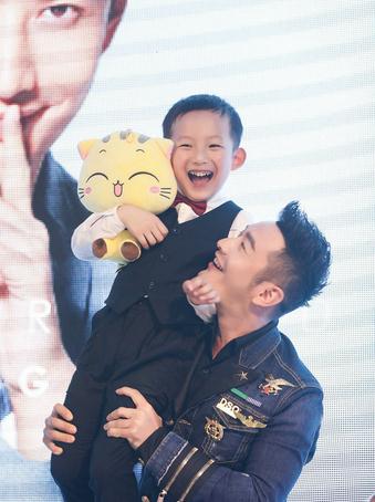 黄晓明赴16年之约 现场表白baby并亲吻光头男