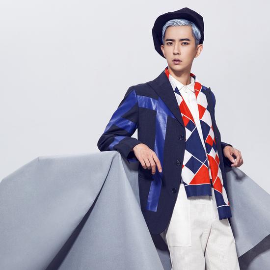 朦胧新歌首发《一个人过》 自侃又叫单身狗的