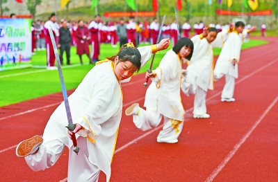中学学生表演太极