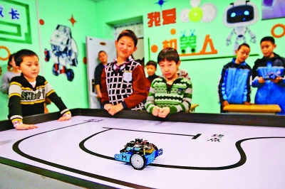 中小学生比拼机器人