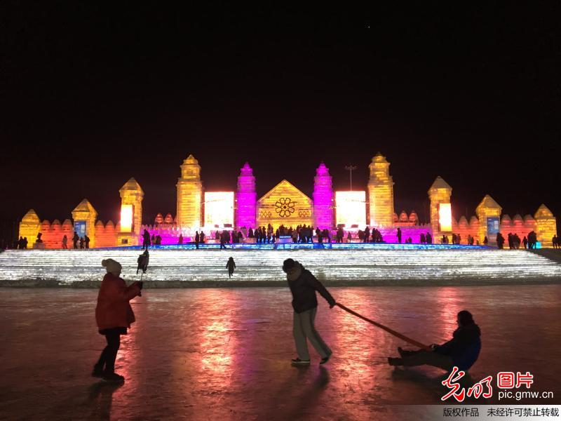游客在哈尔滨冰雪大世界内参观游玩