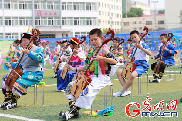 乌兰浩特蒙古族小学的学生们在操场练习演奏马头琴 田川摄