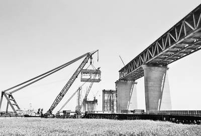 沪通长江大桥首个超千吨大节段钢梁架设成功
