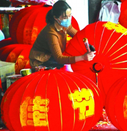 赶做灯笼迎国庆