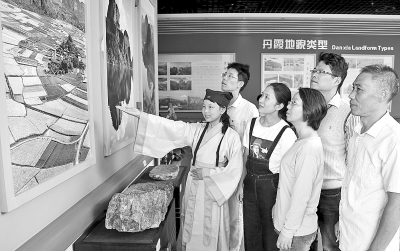 专业“小导游”义务服务游客 专业“小导游”义务服务游客