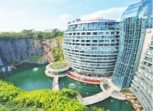废弃矿坑变身生态酒店