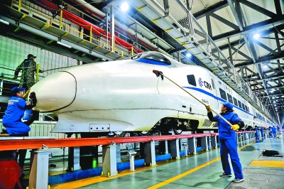 桂林市动车所工人坚守工作岗位 确保节日铁路运输安全