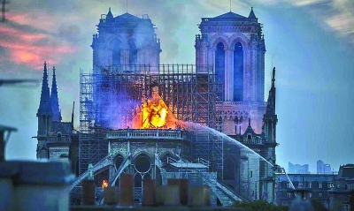 巴黎圣母院遭遇火灾 民众在悲痛中期待修复