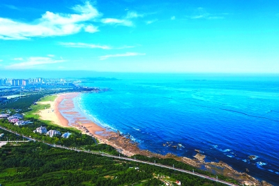 8月6日,山东青岛西海岸新区的黄海之滨碧海蓝天,风景如画,令人心旷