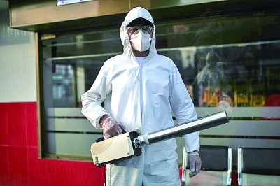 4月29日,清洁工人奥斯卡·哈维尔在哥伦比亚波哥大街头进行消杀工作.
