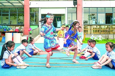 浙江省湖州市长兴县太湖图影中心幼儿园的孩子们正在体验竹竿舞