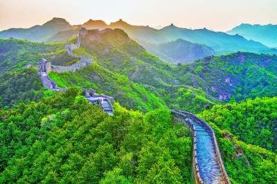 5月5日,位于河北承德的金山岭长城景区,层峦叠嶂,绿意葱葱,美如画卷.