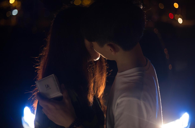 大一新生被豪车<em>CEO求婚</em>,送钻戒防女友被抢_娱