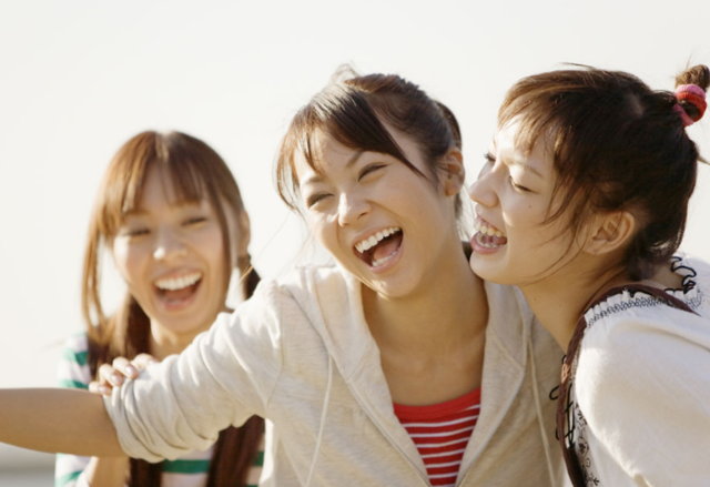 英国一名19岁少女患怪病 一笑就瘫倒