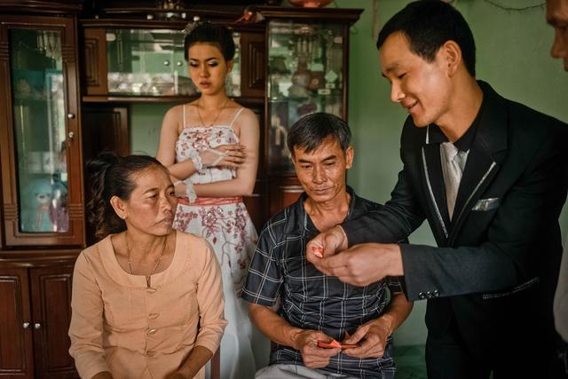 越南新娘:三万八千元包娶到家,跑一个赔一个?