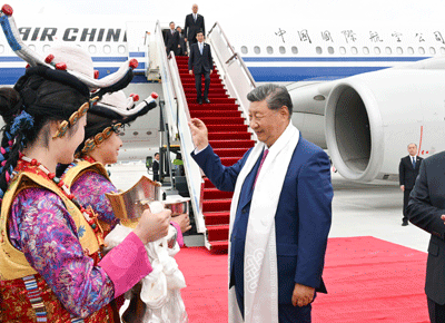 习近平率中央代表团赴拉萨出席西藏自治区成立60周年庆祝活动