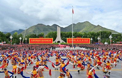 习近平率中央代表团赴拉萨出席西藏自治区成立60周年庆祝活动