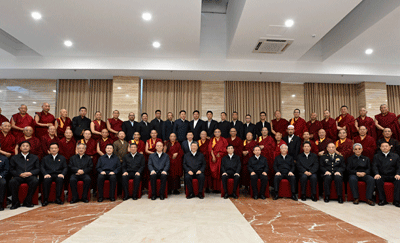 习近平率中央代表团赴拉萨出席西藏自治区成立60周年庆祝活动