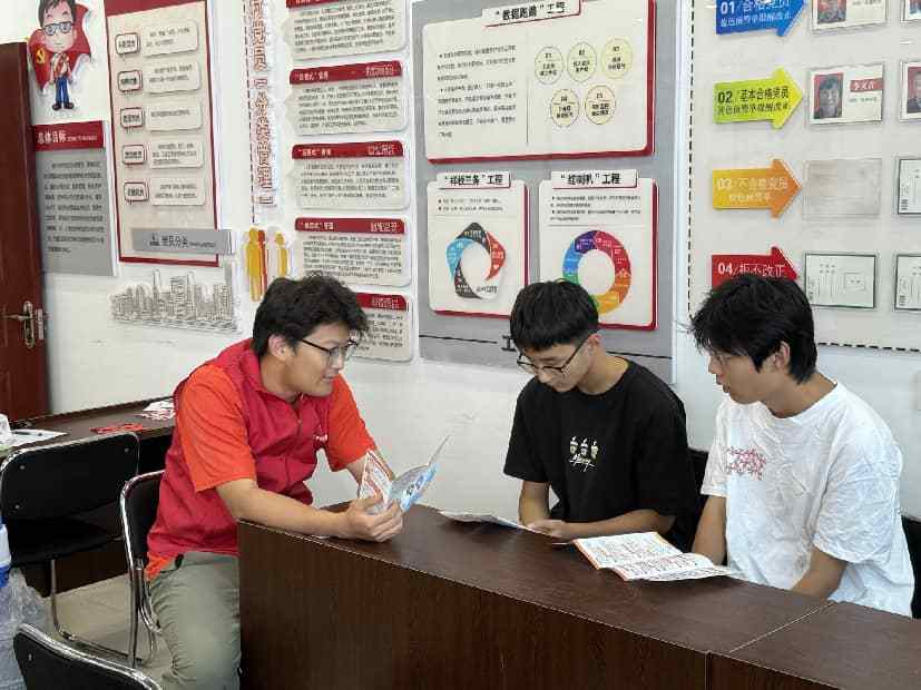 山东科技大学“数智微光”实践队开展学生资助政策宣讲活动