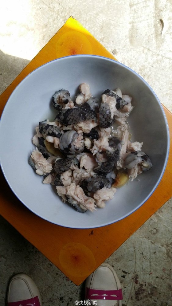 图为煮熟的蟒蛇肉.