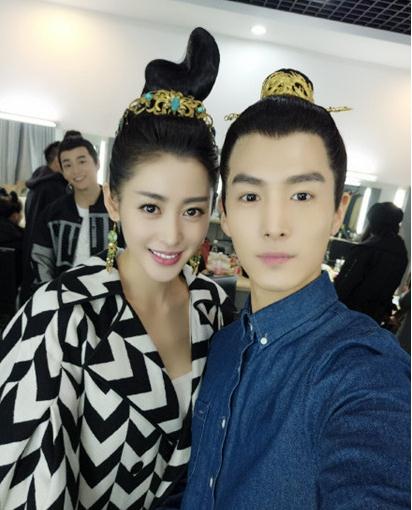 张天爱盛一伦梳古代发型合影网友:"秀恩爱"