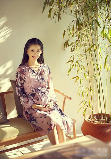 高清:章泽天清新风登封面 奶茶妹妹变成准妈妈