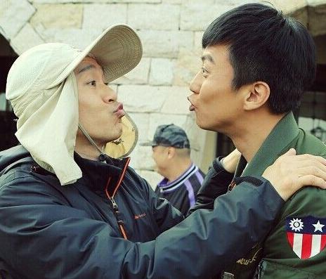 邓超周星驰亲密照 网友:在一起!