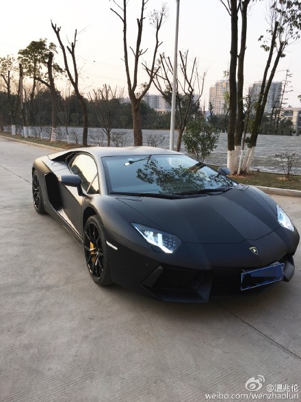 不怕名车压力,"你如果怕的话把压力给我",还有人酸回"你这次在炫富吗"