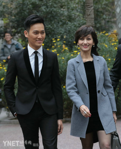 赵雅芝三口亮相晒幸福 帅儿子黄恺杰高颜值
