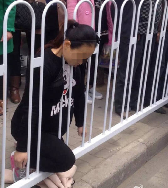 一孕妇头晕准备扶栏杆休息,不慎头被卡住,在救护人员赶到现场前,女子