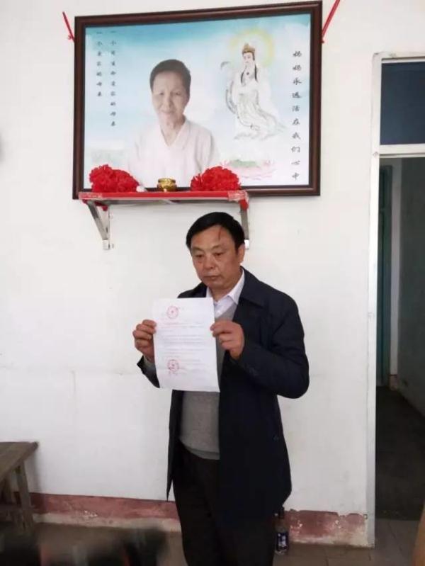 拿着捐赠协议,唐传金说一定要完成母亲的遗愿与人为善:自己舍不得花