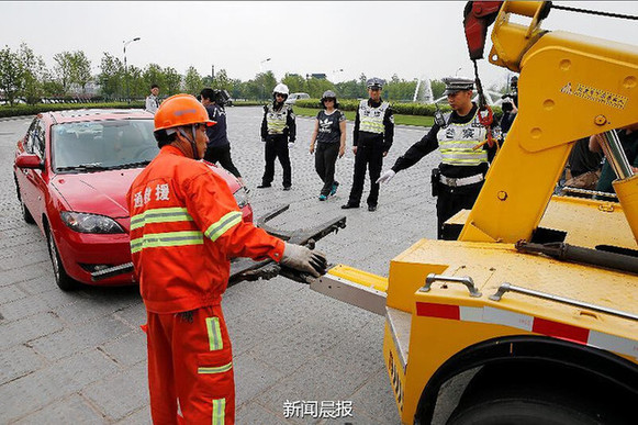 上海迪斯尼有东谈主去玩了！险些系数形态都要列队1小时