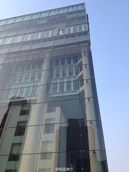 西门子上海中心10楼玻璃幕墙爆裂.