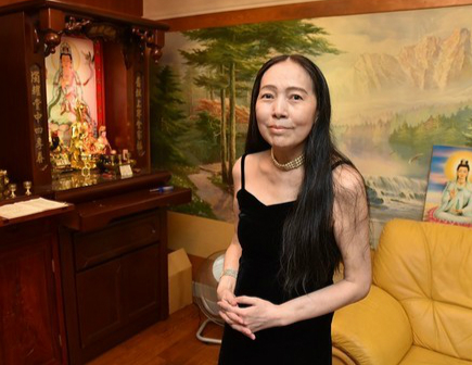 据台湾媒体报道,58岁许纯美(阿美姐)去年10月穿着海青服素颜,身高166