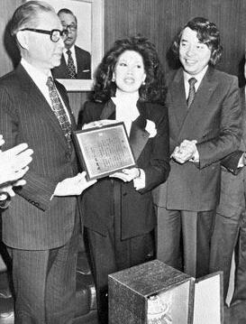 每次老婆有表演都会陪伴出席,给即时新闻 正文    欧阳菲菲比老公