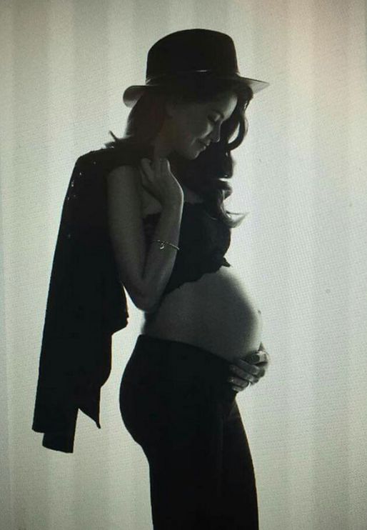 大s为生二胎胖到160斤 身材走形也要穿粉衫