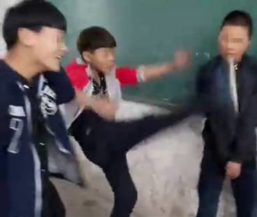 板凳砸人照片 3535424672930414644.jpg