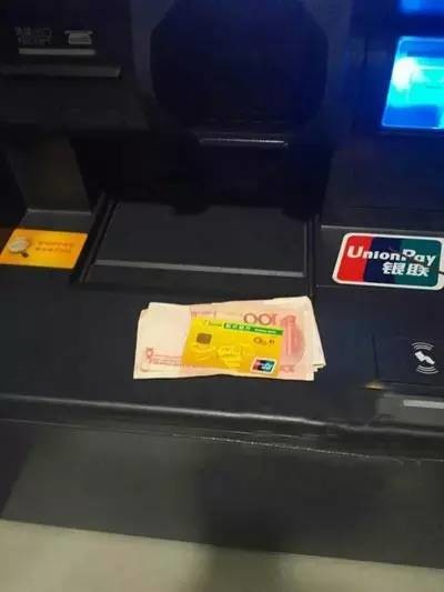 鄞州一台ATM机 疯 了 深夜吐钱 回执单长达一米多