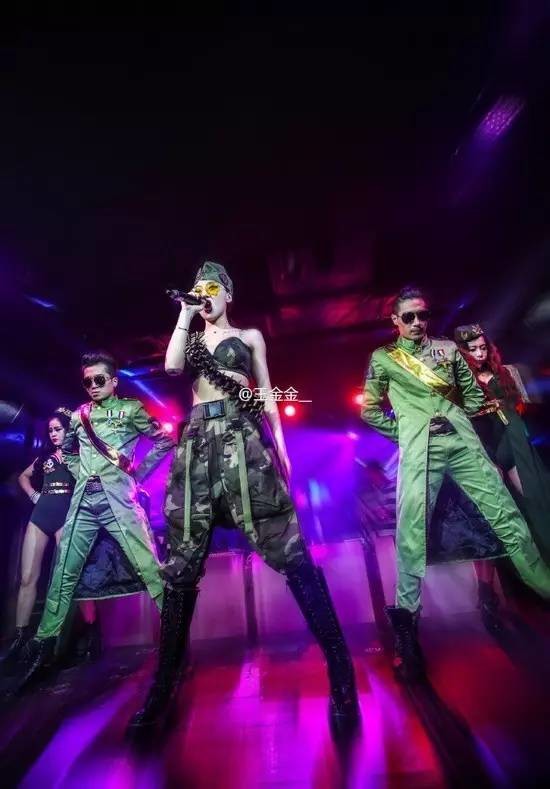 KTV文化揭秘：舞台下的辛酸与歌手的风采对比(图1)