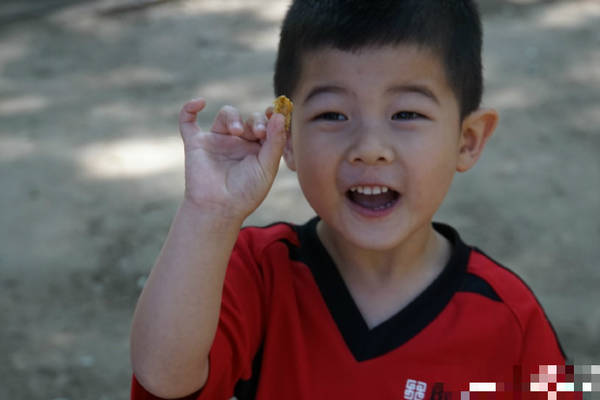 沙溢晒童年旧照与儿子比颜值(图)