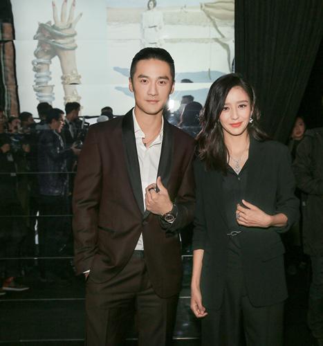 蒋劲夫佟丽娅再聚首 二人开心合影留念