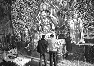 重庆：震后安全排查大足石刻