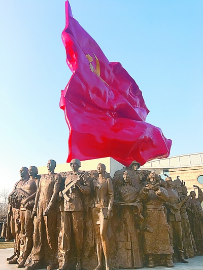 大型组雕《旗帜》在中央党校揭幕