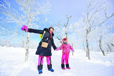 黑龙江大海林林业局雪乡景区吸引众多游客观赏