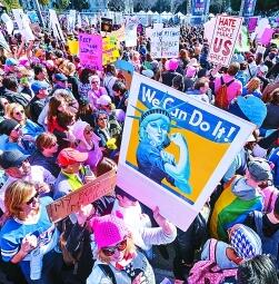 “请特朗普听听我们的声音”——美国多地爆发妇女大游行
