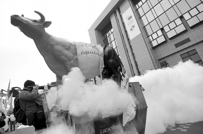 欧盟农业部长会议 奶农喷洒奶粉示威