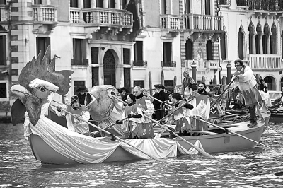 威尼斯狂欢节上演花船游行