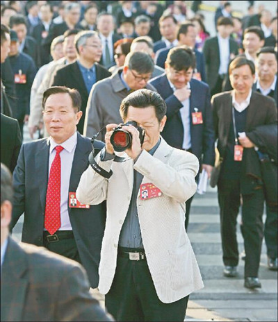 全国政协十二届五次会议第三次全体会议召开