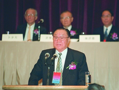 万国权同志生平