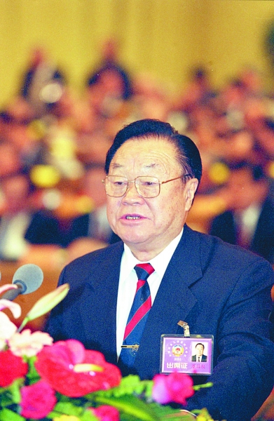 万国权同志生平